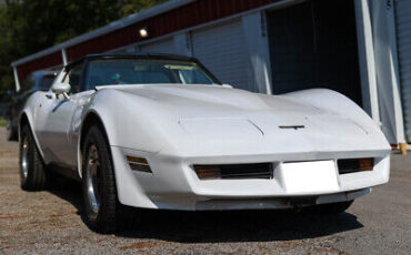 Chevrolet-Corvette-Coupe-1980-White-Tan-41843-11