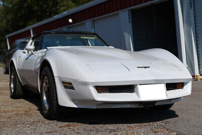 Chevrolet-Corvette-Coupe-1980-White-Tan-41843-11