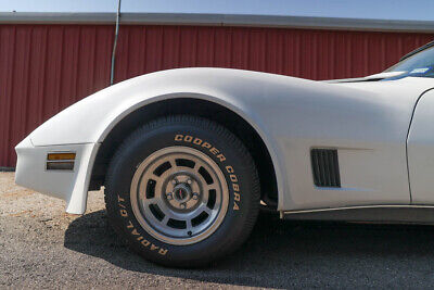 Chevrolet-Corvette-Coupe-1980-White-Tan-41843-3