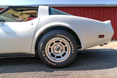 Chevrolet-Corvette-Coupe-1980-White-Tan-41843-4