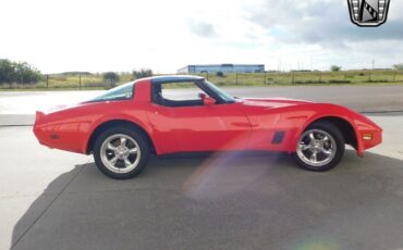 Chevrolet-Corvette-Coupe-1981-Red-Black-159480-4