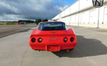 Chevrolet-Corvette-Coupe-1981-Red-Black-159480-5