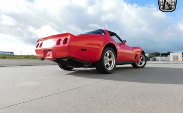 Chevrolet-Corvette-Coupe-1981-Red-Black-159480-9