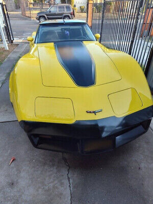 Chevrolet-Corvette-Coupe-1981-Yellow-Black-177833-2