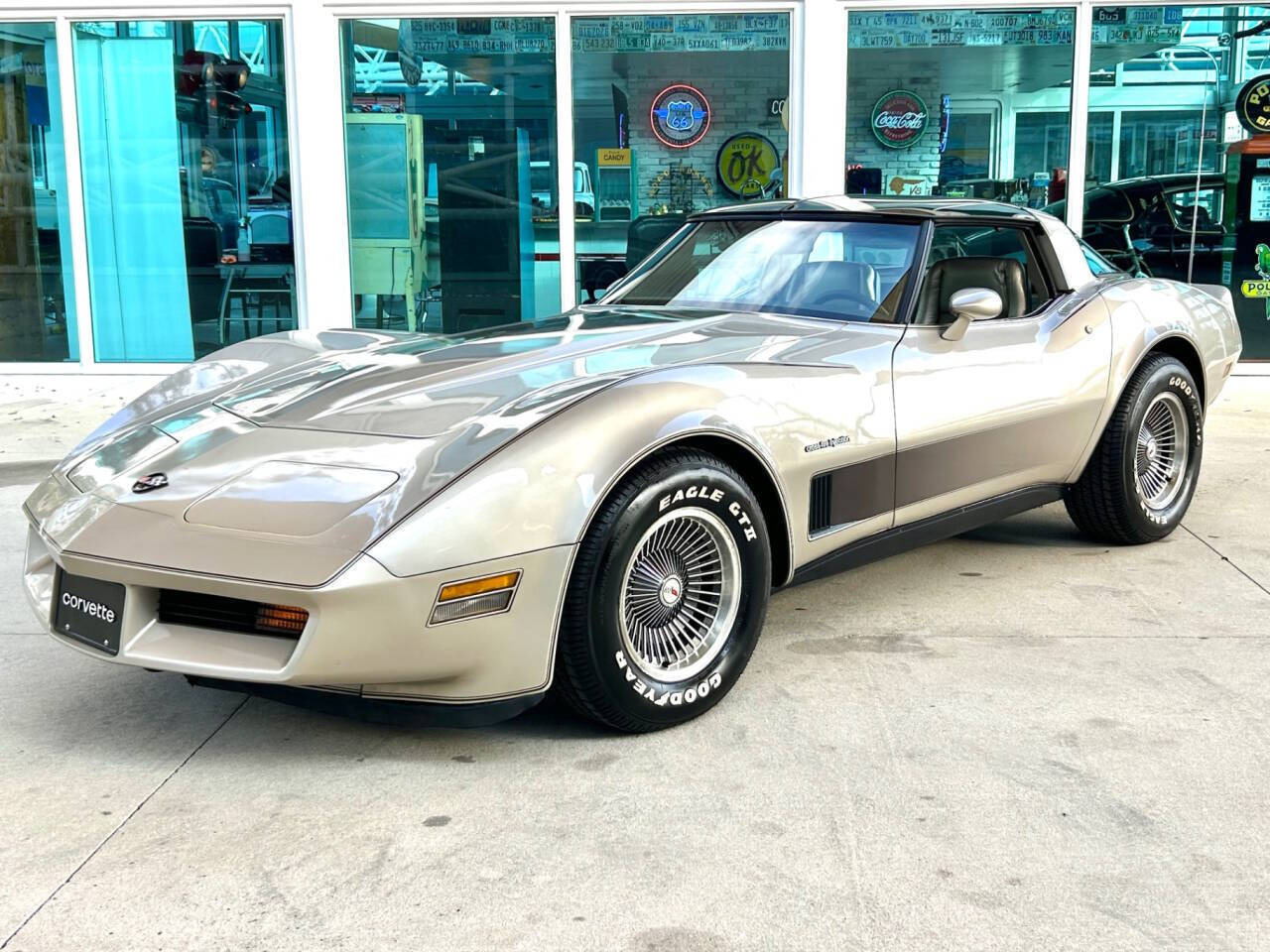 Chevrolet-Corvette-Coupe-1982-Beige-Tan-52030-10