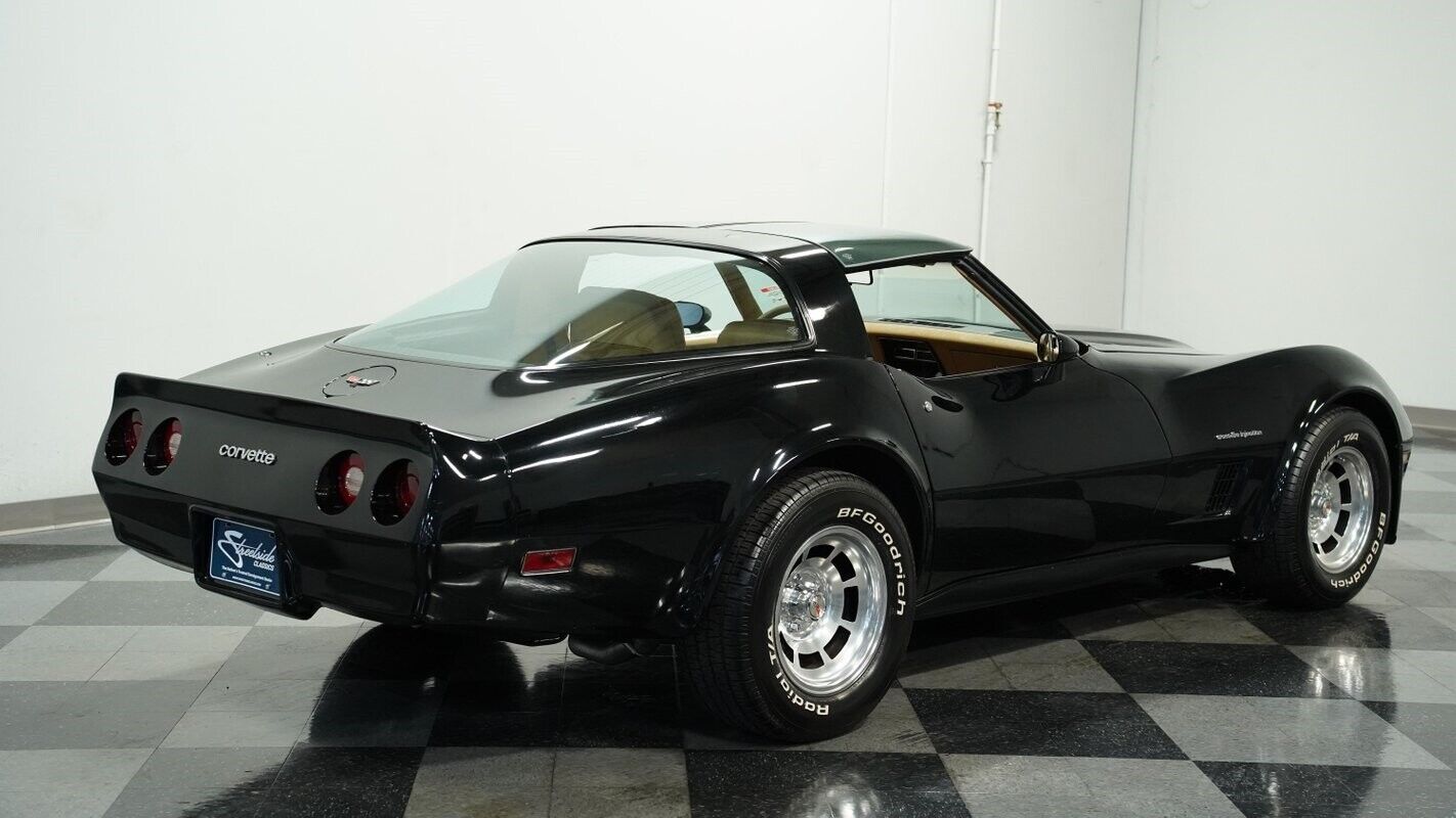 Chevrolet-Corvette-Coupe-1982-Black-Tan-119676-11