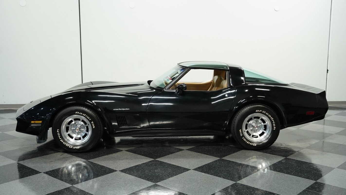 Chevrolet-Corvette-Coupe-1982-Black-Tan-119676-2