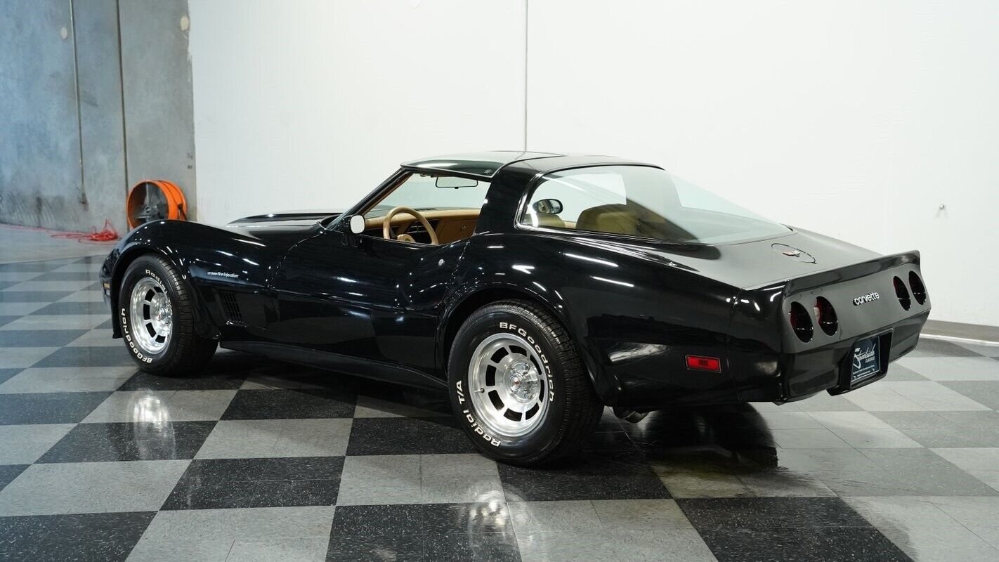 Chevrolet-Corvette-Coupe-1982-Black-Tan-119676-7