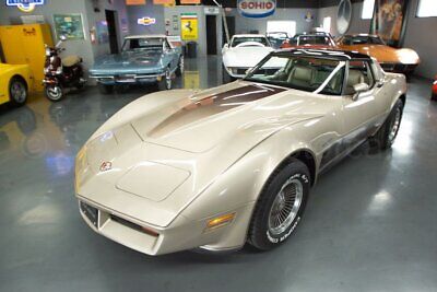 Chevrolet-Corvette-Coupe-1982-Gold-Gold-414-1