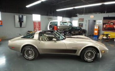 Chevrolet-Corvette-Coupe-1982-Gold-Gold-414-4