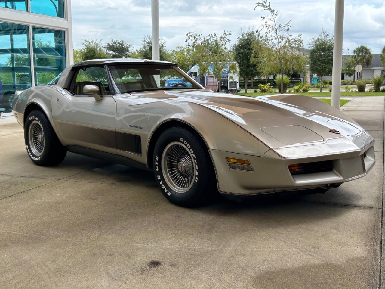 Chevrolet-Corvette-Coupe-1982-Gold-Tan-69504-2