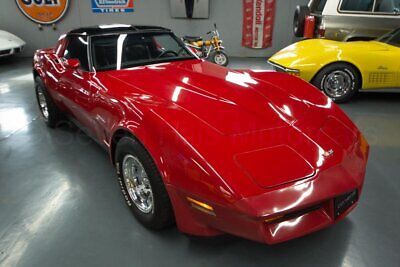 Chevrolet-Corvette-Coupe-1982-Red-Black-69322-3