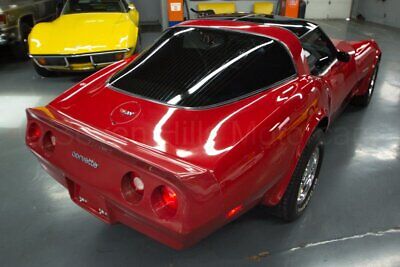 Chevrolet-Corvette-Coupe-1982-Red-Black-69322-5