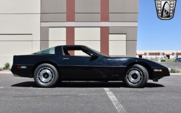 Chevrolet-Corvette-Coupe-1984-Black-Black-11428-7