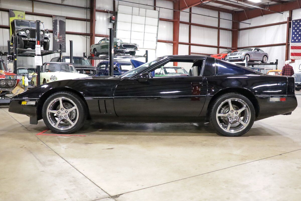 Chevrolet-Corvette-Coupe-1985-Black-Gray-221006-3