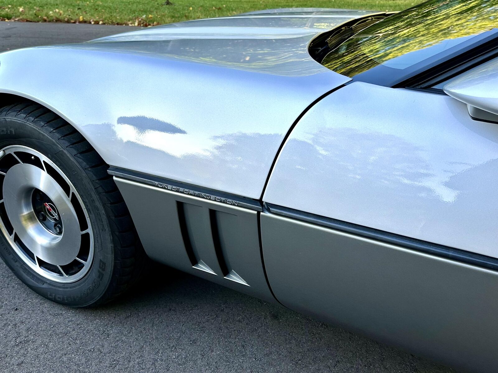 Chevrolet-Corvette-Coupe-1985-Silver-Gray-32142-22