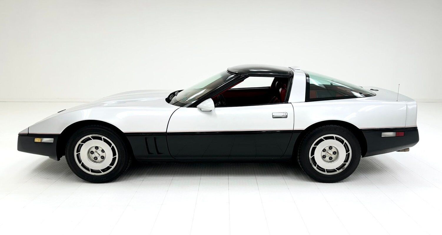 Chevrolet-Corvette-Coupe-1986-Silver-Red-140579-1