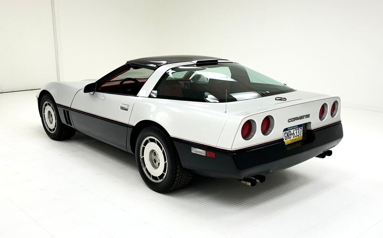 Chevrolet-Corvette-Coupe-1986-Silver-Red-140579-2