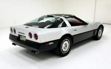 Chevrolet-Corvette-Coupe-1986-Silver-Red-140579-4