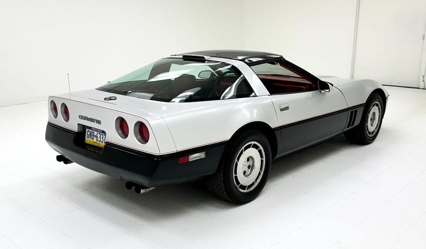 Chevrolet-Corvette-Coupe-1986-Silver-Red-140579-4