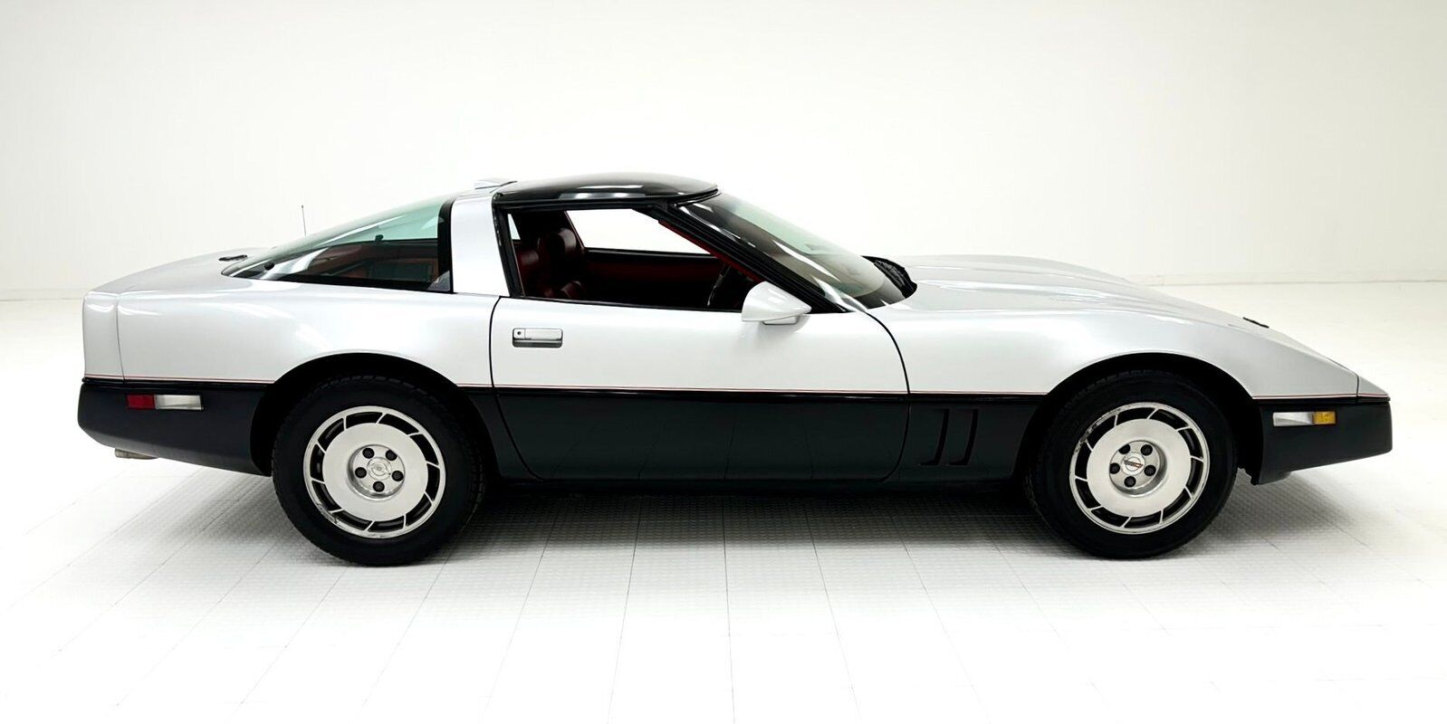 Chevrolet-Corvette-Coupe-1986-Silver-Red-140579-5