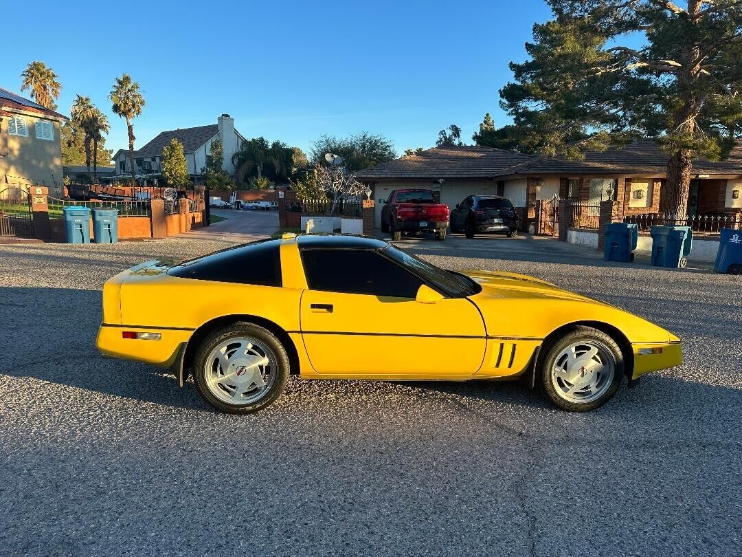 Chevrolet-Corvette-Coupe-1988-Yellow-Black-76122-1