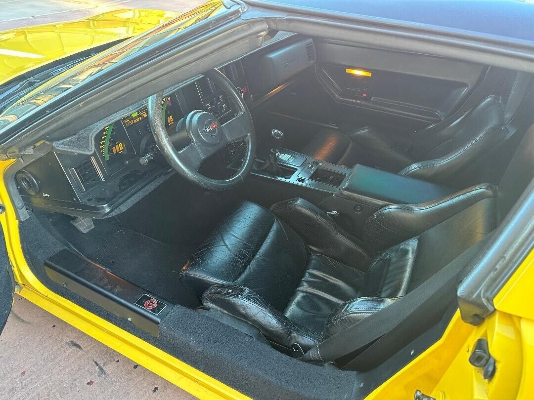 Chevrolet-Corvette-Coupe-1988-Yellow-Black-76122-7