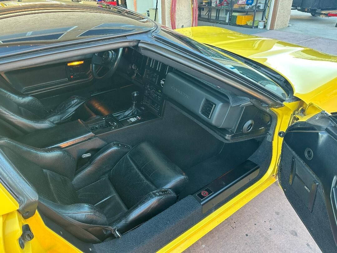 Chevrolet-Corvette-Coupe-1988-Yellow-Black-76122-9