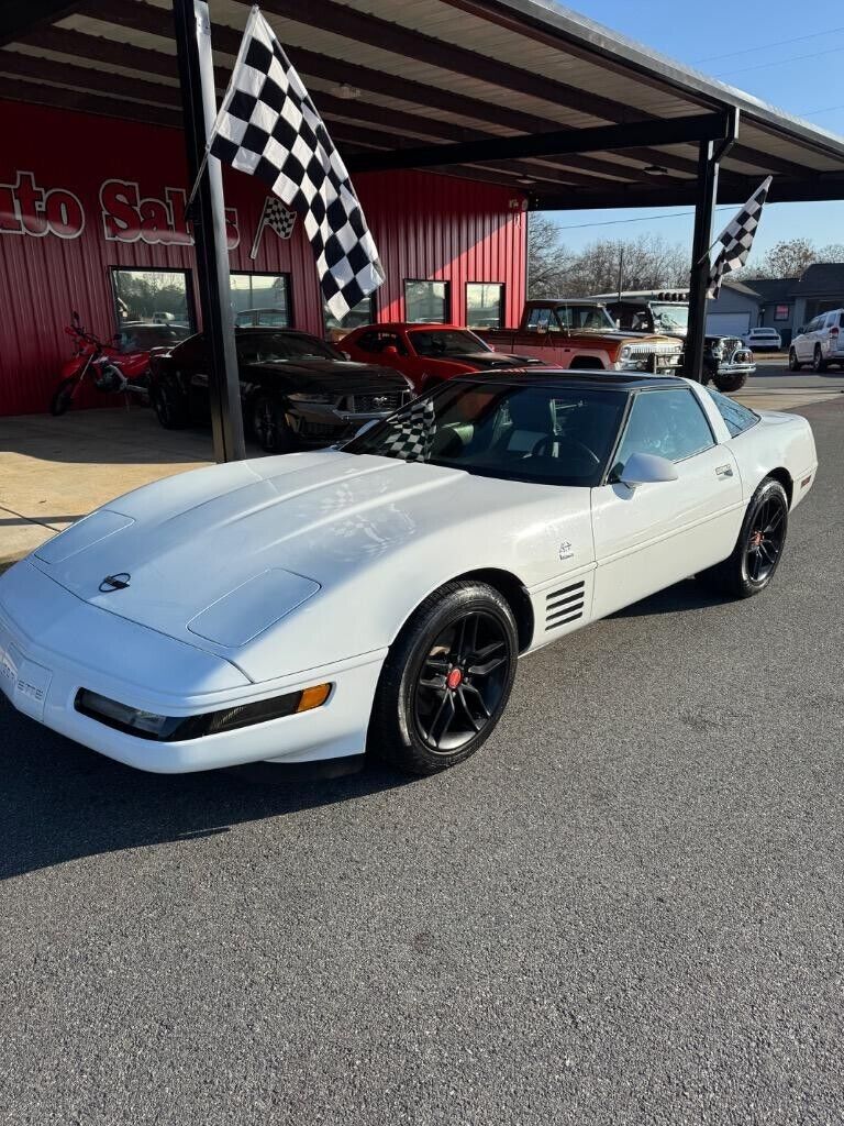 Chevrolet-Corvette-Coupe-1993-White-White-84025-1