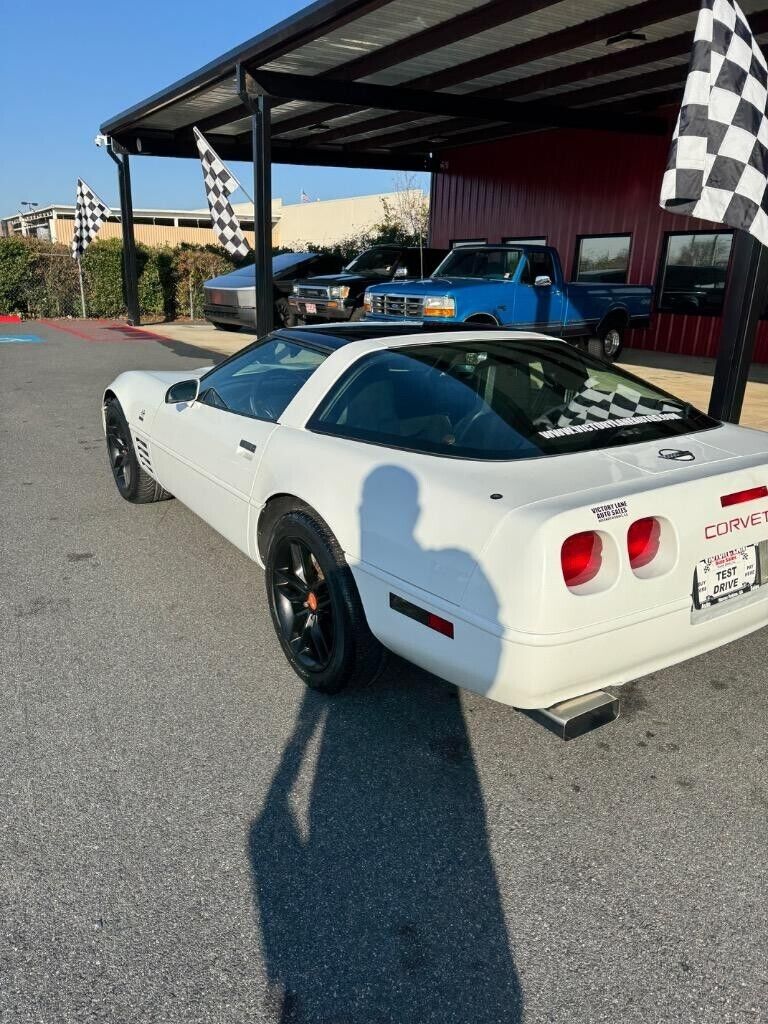 Chevrolet-Corvette-Coupe-1993-White-White-84025-3