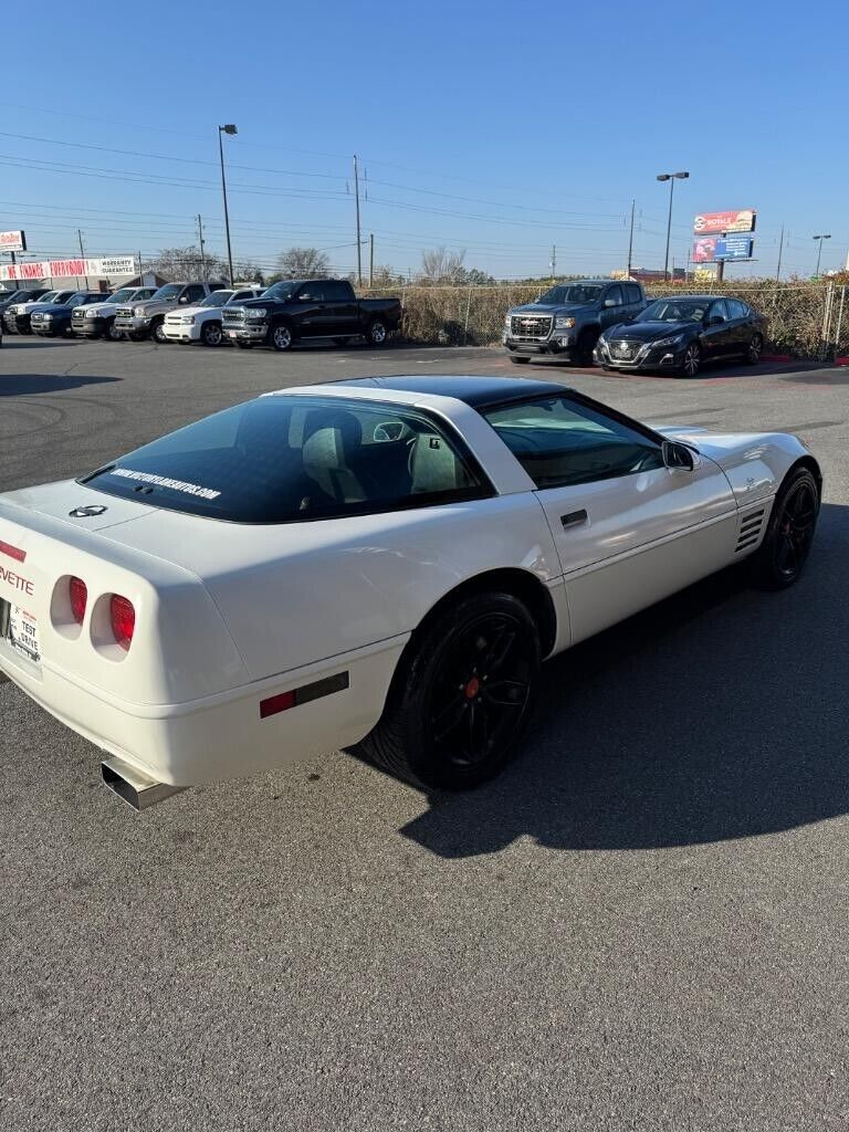 Chevrolet-Corvette-Coupe-1993-White-White-84025-5