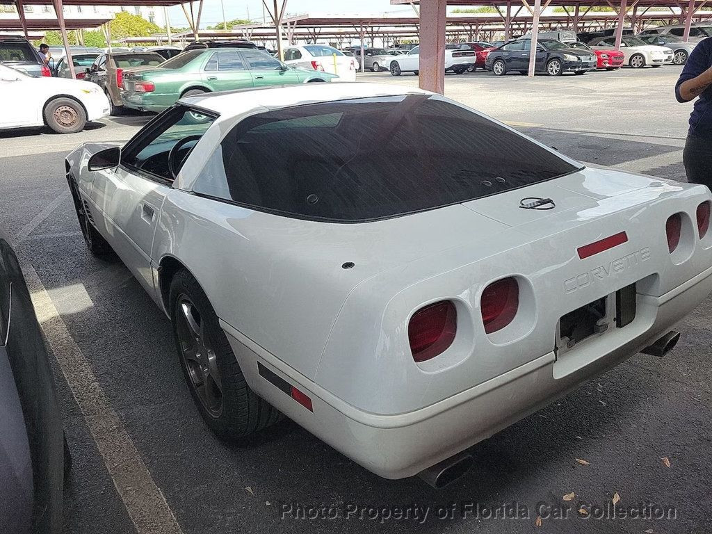 Chevrolet-Corvette-Coupe-1995-White-Red-61065-2