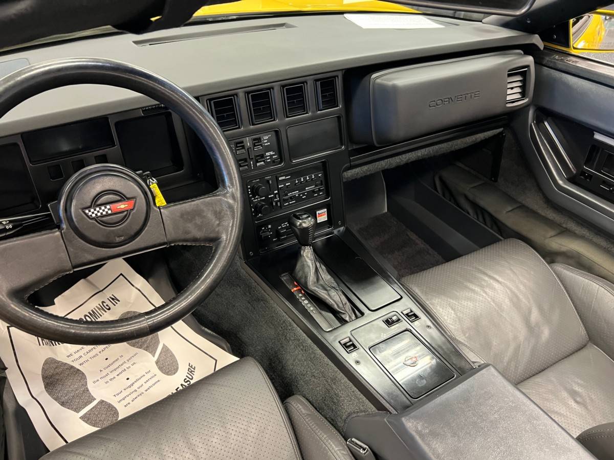 Chevrolet-Corvette-base-1986-yellow-42755-9