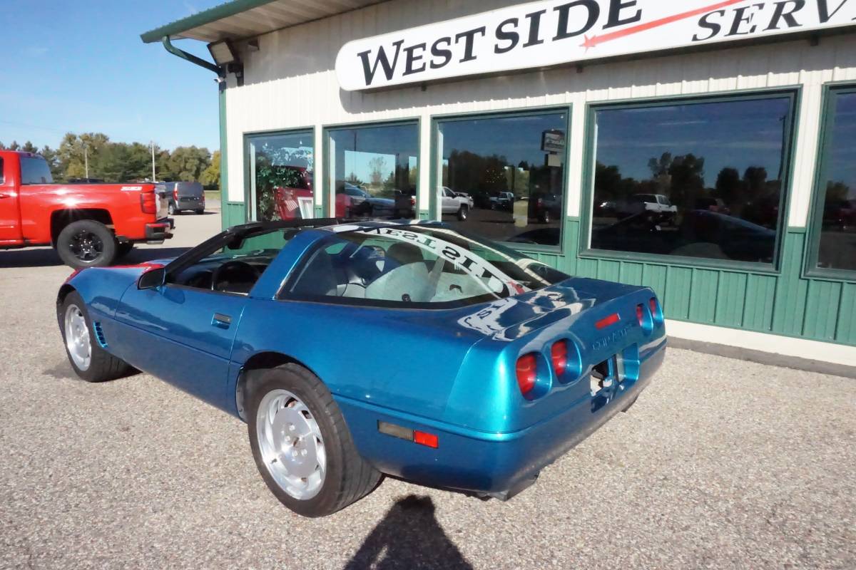 Chevrolet-Corvette-corvette-amp-convertible-1995-custom-69089-7