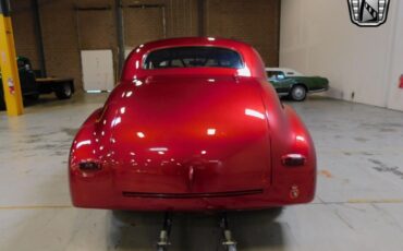 Chevrolet-Coupe-1947-Red-Gray-0-3