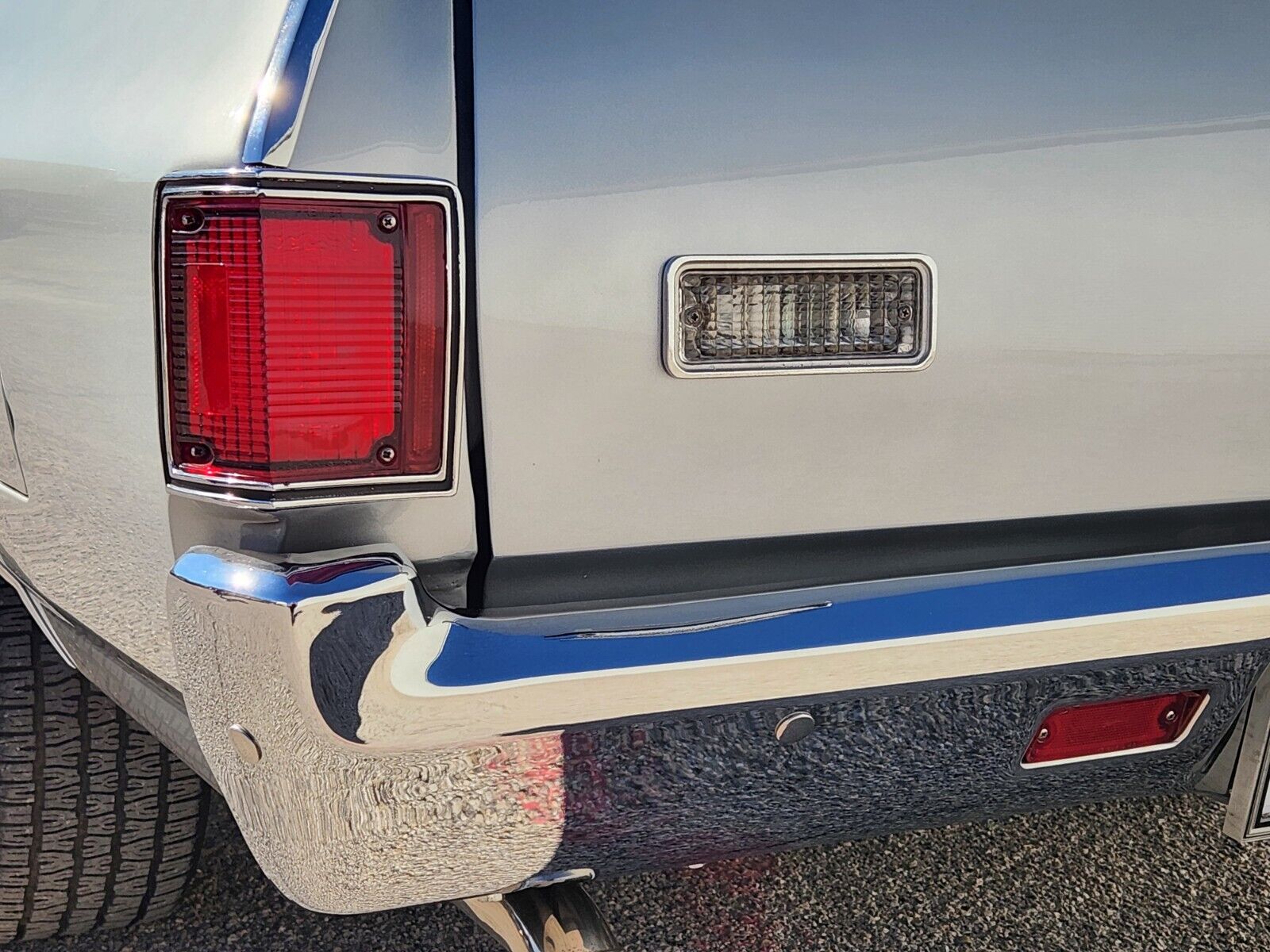 Chevrolet-El-Camino-1972-Silver-Red-85181-11