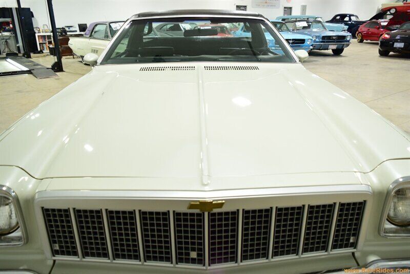 Chevrolet-El-Camino-1975-White-100446-11