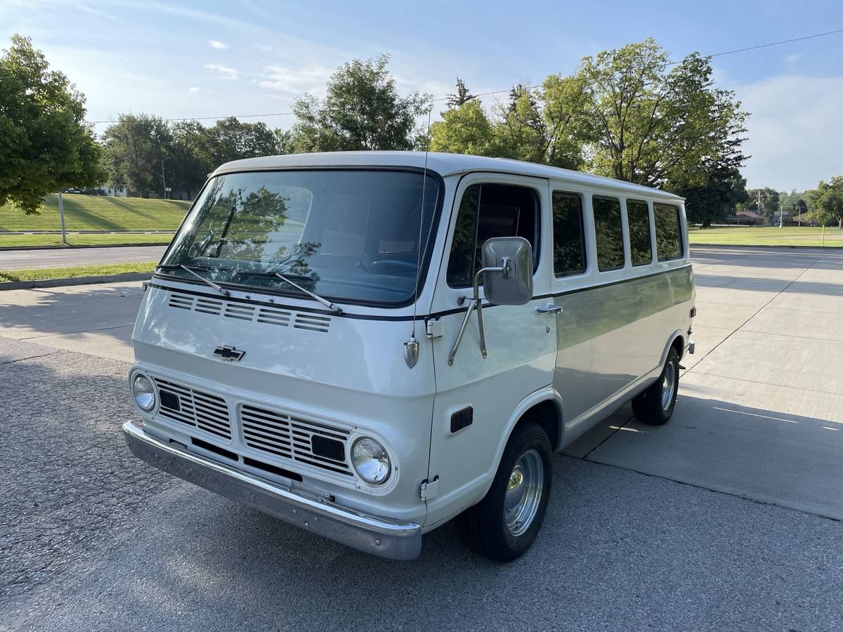 Chevrolet-G-10-1969-silver-75639-11