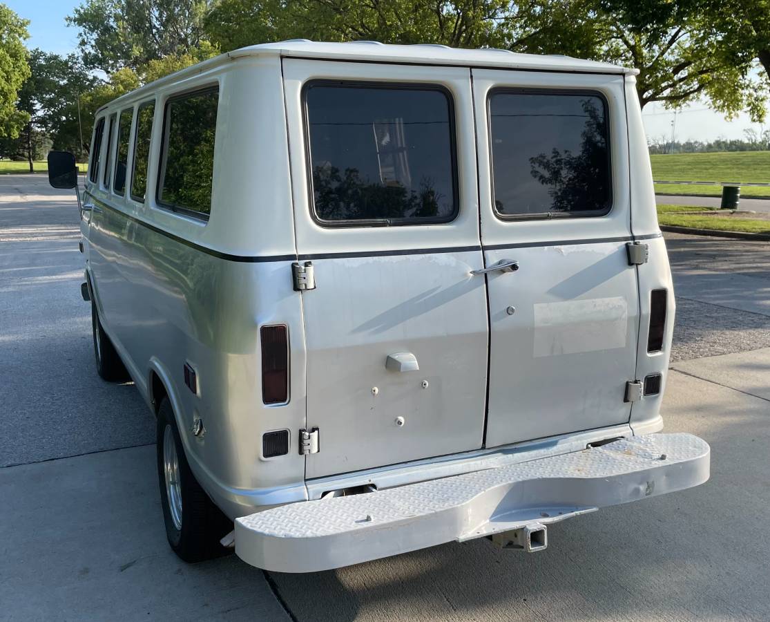 Chevrolet-G-10-1969-silver-75639-12