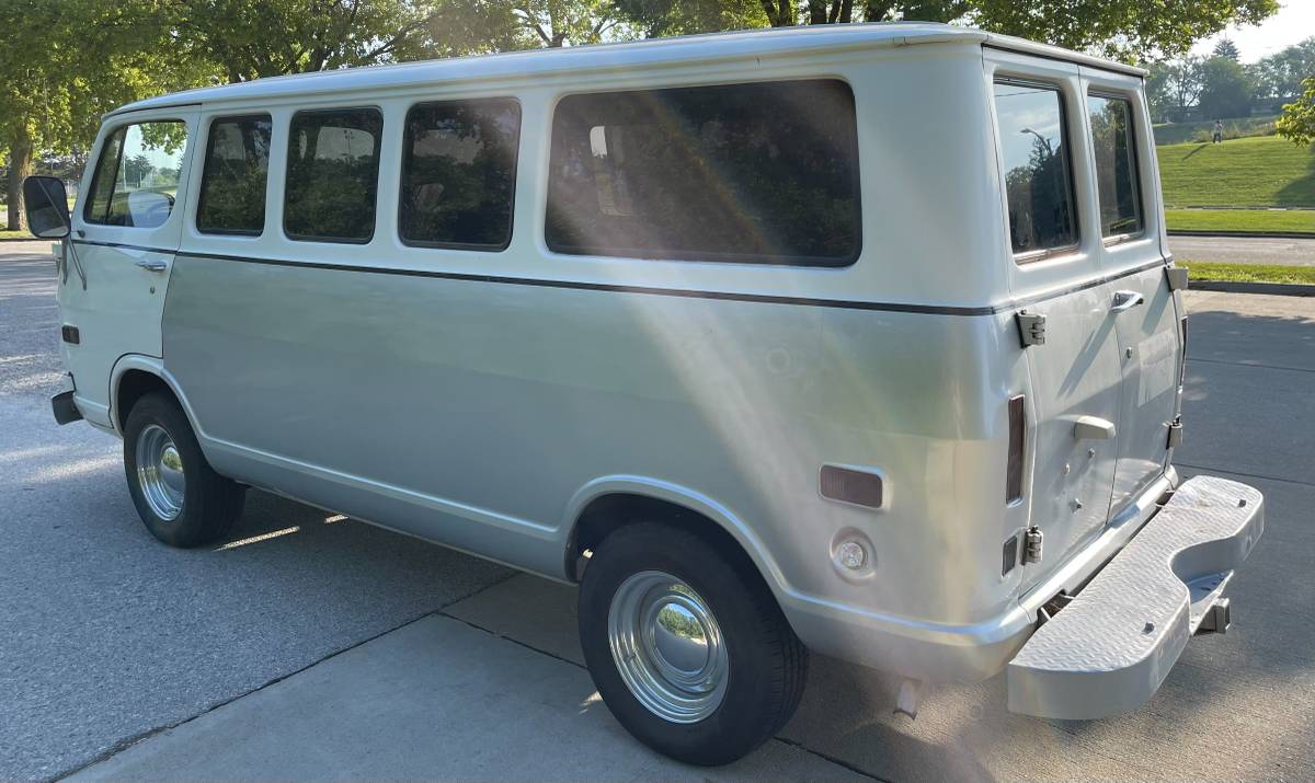 Chevrolet-G-10-1969-silver-75639-13