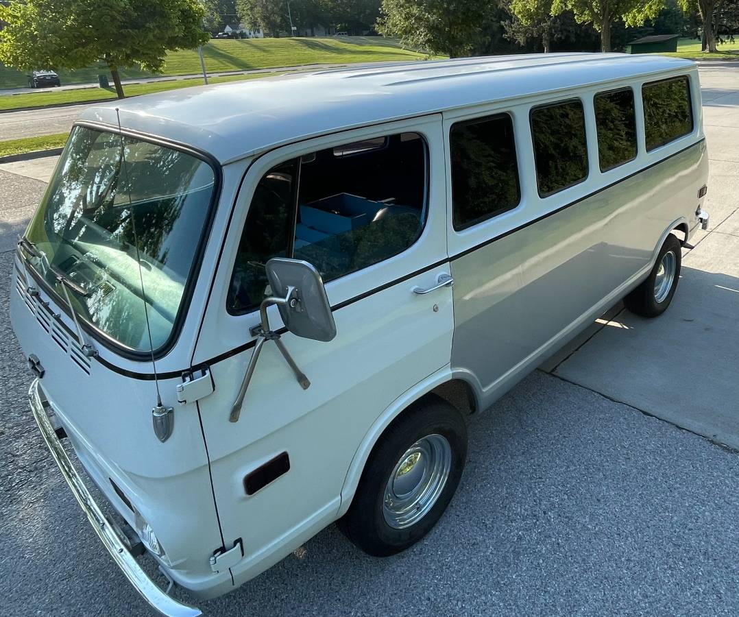 Chevrolet-G-10-1969-silver-75639-3