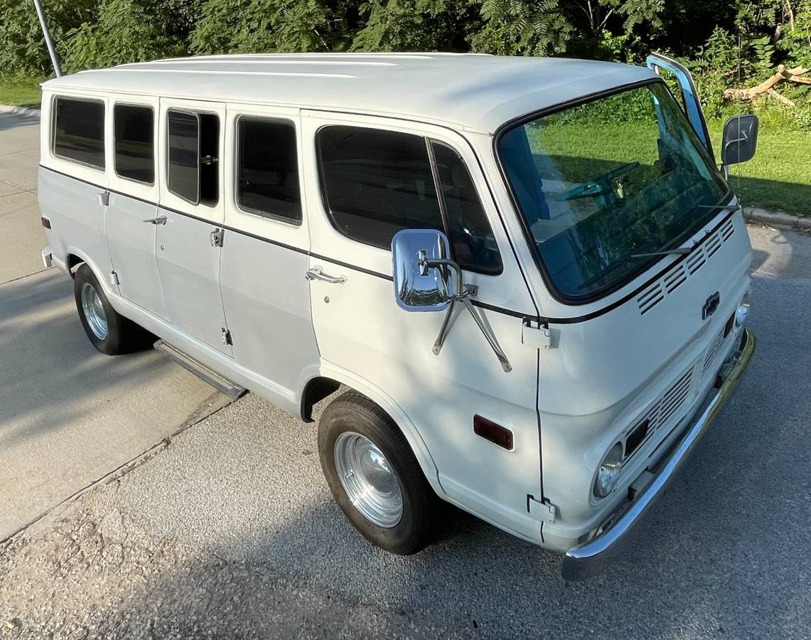 Chevrolet-G-10-1969-silver-75639-4