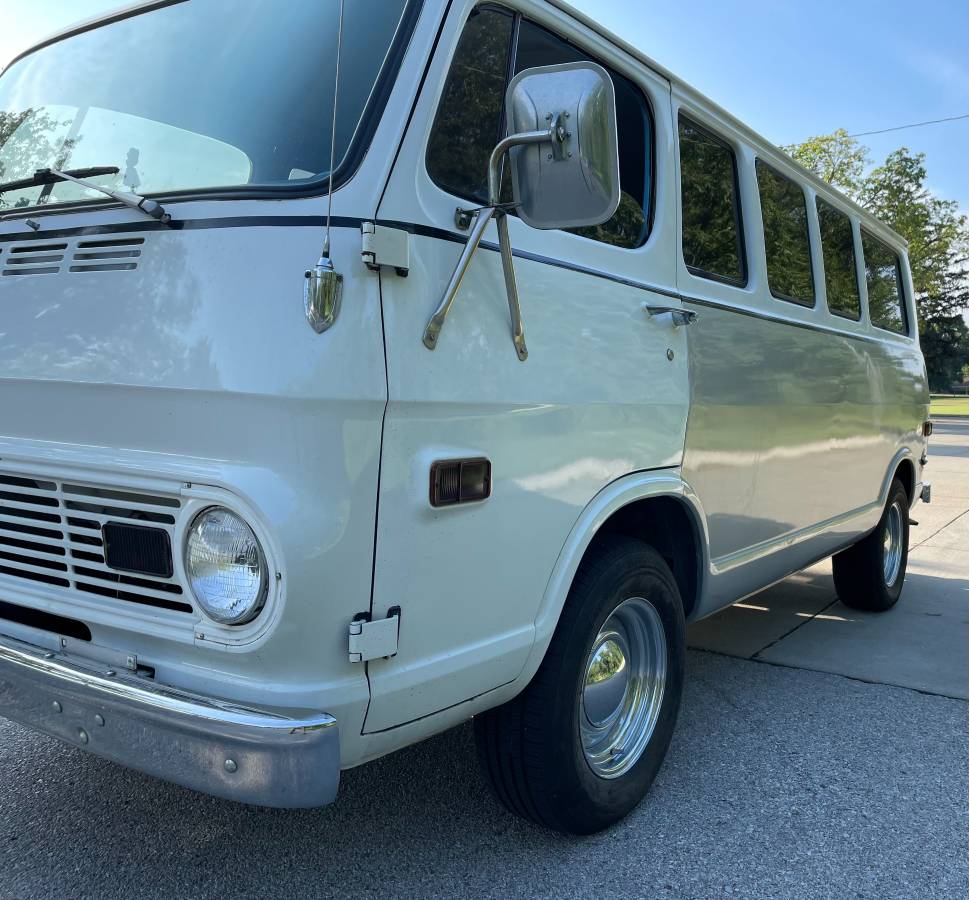 Chevrolet-G-10-1969-silver-75639-6