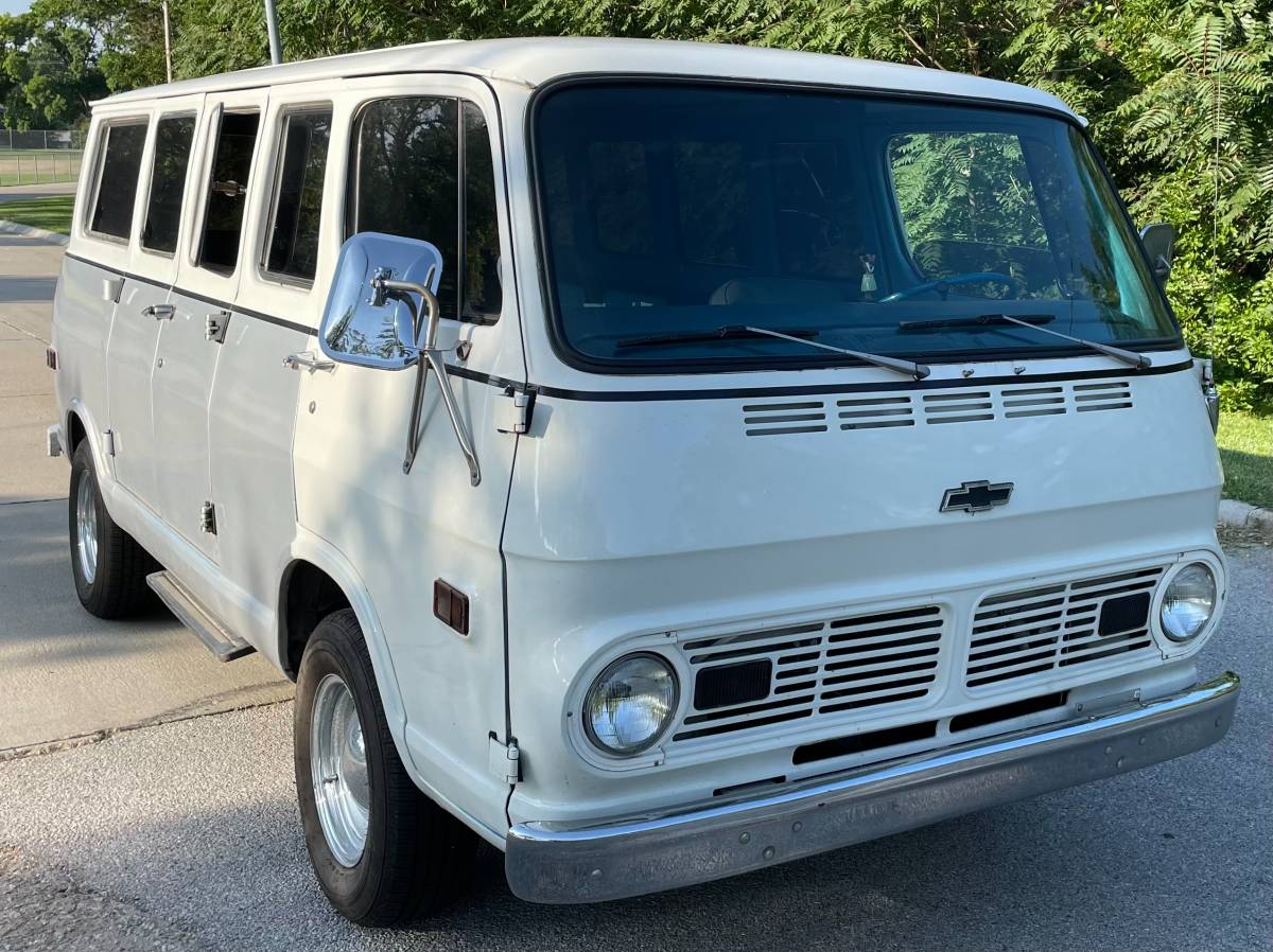 Chevrolet-G-10-1969-silver-75639-7