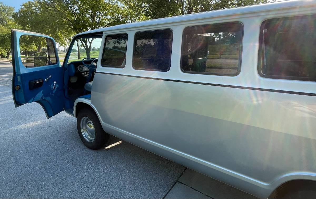 Chevrolet-G-10-van-1969-silver-75639-11