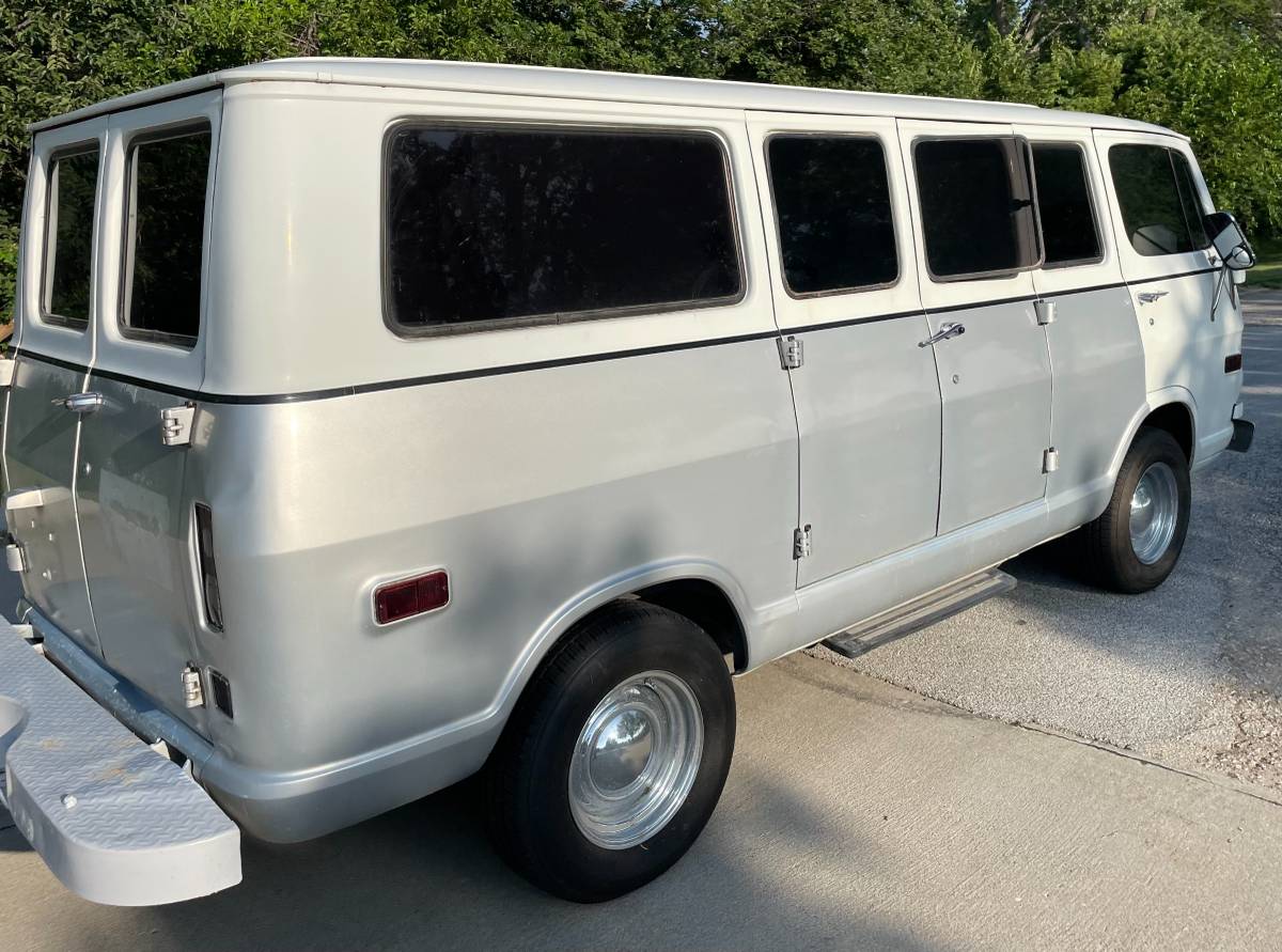 Chevrolet-G-10-van-1969-silver-75639-15