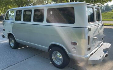 Chevrolet-G-10-van-1969-silver-75639-17