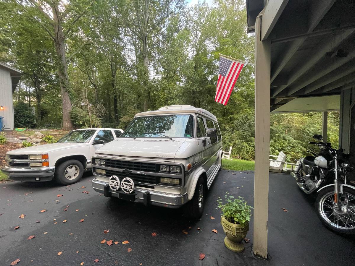 Chevrolet-G20-van-1994-white-64374-1