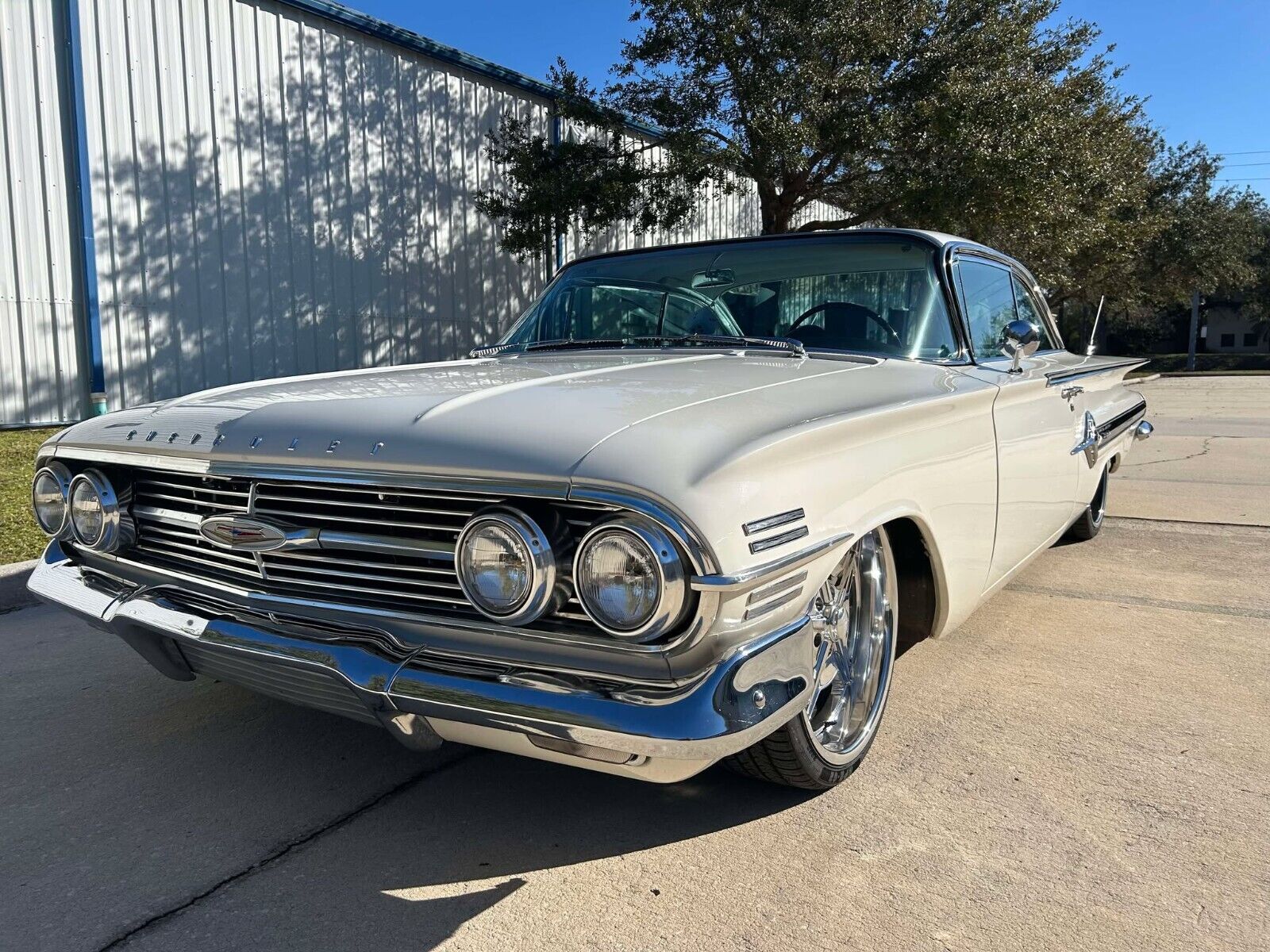 Chevrolet-Impala-1960-White-Black-1609-12