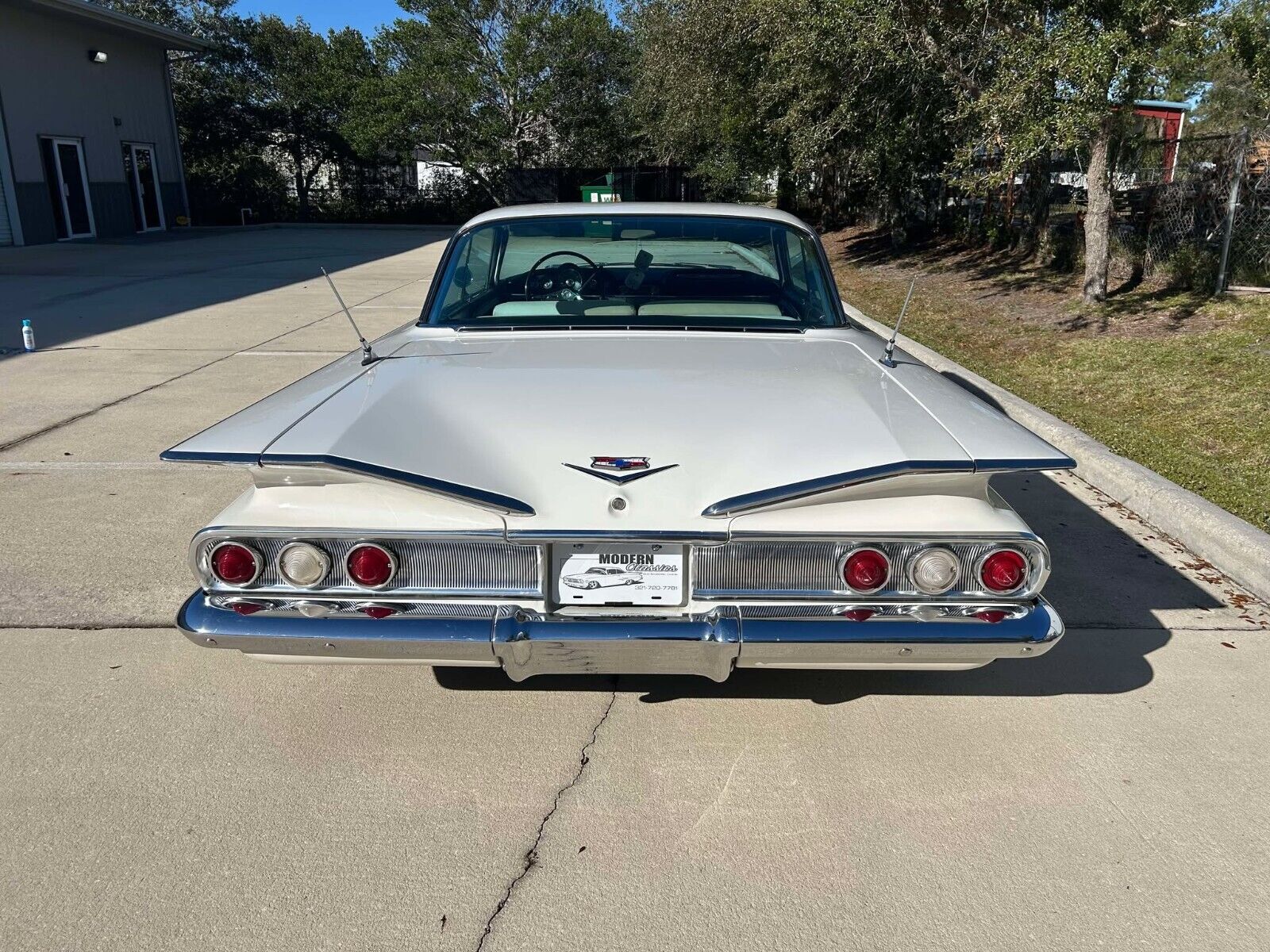 Chevrolet-Impala-1960-White-Black-1609-13